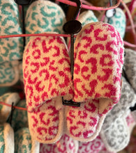 Load image into Gallery viewer, Leopard Print Fuzzy Microfiber Slipper
