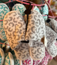 Load image into Gallery viewer, Leopard Print Fuzzy Microfiber Slipper
