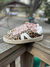 Load image into Gallery viewer, Friend Zone Leopard Sneakers

