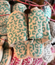 Load image into Gallery viewer, Leopard Print Fuzzy Microfiber Slipper
