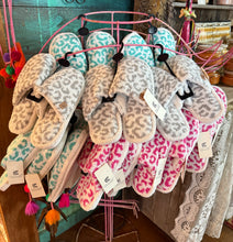 Load image into Gallery viewer, Leopard Print Fuzzy Microfiber Slipper
