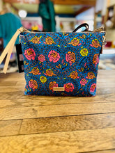 Load image into Gallery viewer, Mandy Downtown Crossbody
