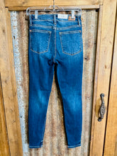 Load image into Gallery viewer, Judy Blue Classic Mid Rise Skinny
