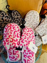 Load image into Gallery viewer, Leopard Print Fuzzy Microfiber Slipper
