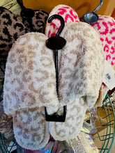 Load image into Gallery viewer, Leopard Print Fuzzy Microfiber Slipper
