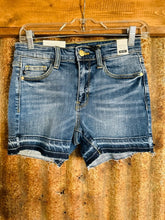 Load image into Gallery viewer, Judy Blue Release Hem Jean Shorts
