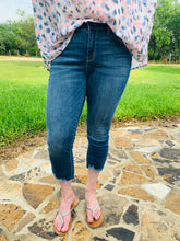 Load image into Gallery viewer, Judy Blue Cuff Capris

