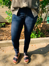 Load image into Gallery viewer, Mid-Rise Pull On Skinny Jegging
