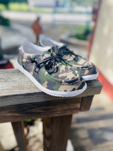 Load image into Gallery viewer, Camouflage Side On Sneaker
