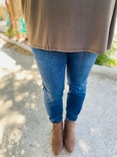 Load image into Gallery viewer, Mid Rise Relaxed Fit Mineral Wash Judy Blue Jeans
